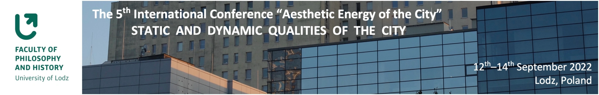 aec5 banner fragmenty szklanych i betonowych fasad, białe napisy