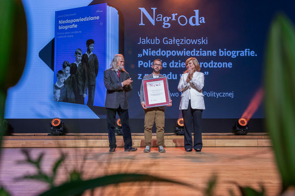 prof. Tadeusz Sławek, laureat nagrody i rektor Żądzińska na scenie podczas gali NTK 