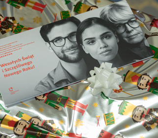 [Translate to English:] szlachetna paczka - prezenty z kartka świąteczną