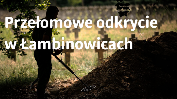 Mężczyzna z wykrywaczem w tle krzyże grobowe. Napis Przełomowe odkrycie w Łambinowicach