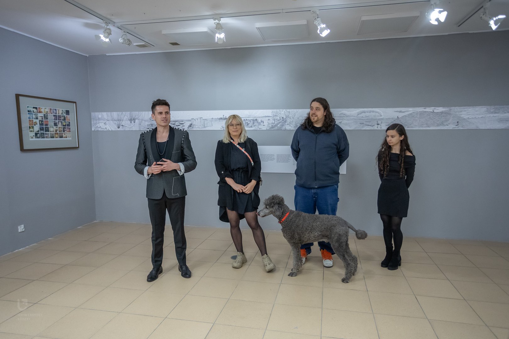 zdjęcie z wernisażu - kurator i artyści zdjęcie z wernisażu - kurator i artyści