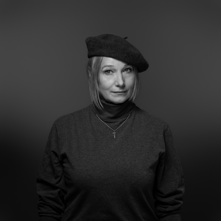 czarnobiałe zdjęcie artystki w berecie czarnobiałe zdjęcie artystki w berecie