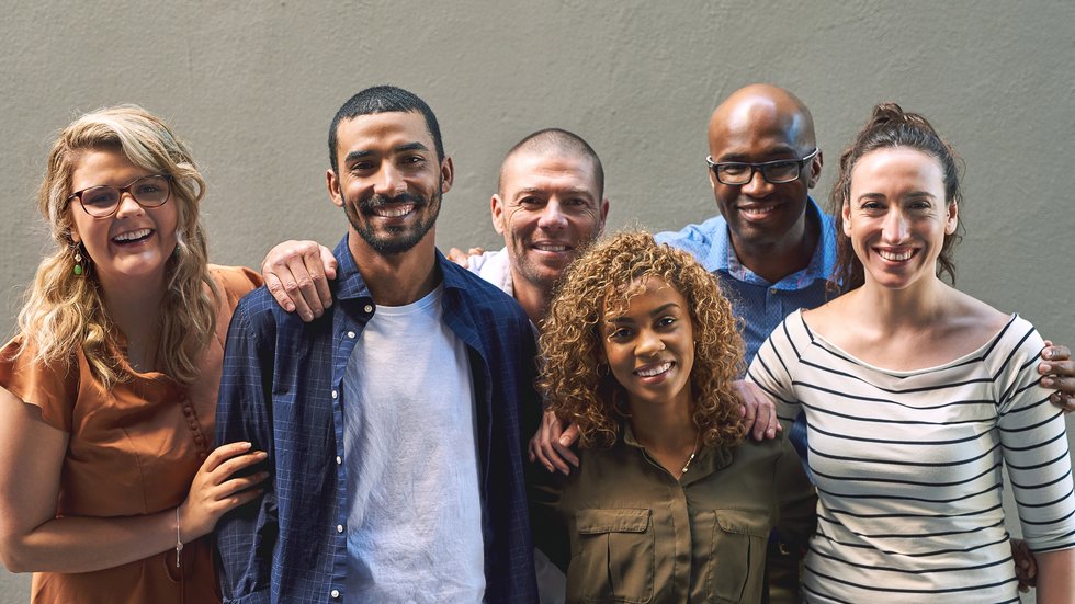 grupa uśmiechniętych ludzi w różnym wieku