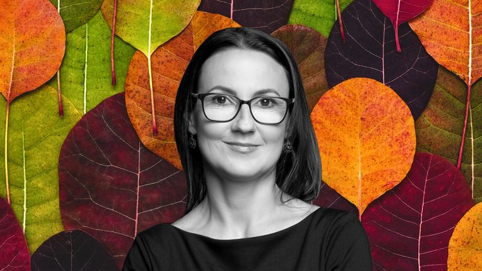 dr Zadworna na tle liści w jesiennych kolorach