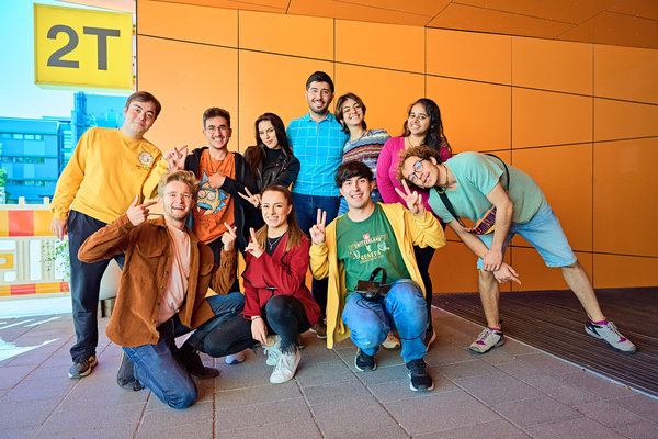 Grupa uśmiechniętych studentów