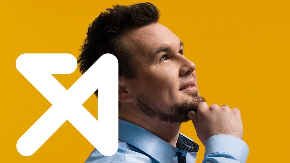 Ciekawość. Mężczyzna na żółtym tle