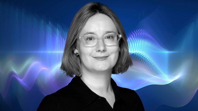 Dr Justyna Anders-Morawska na tle grafiki przypominającej falę dźwiękową