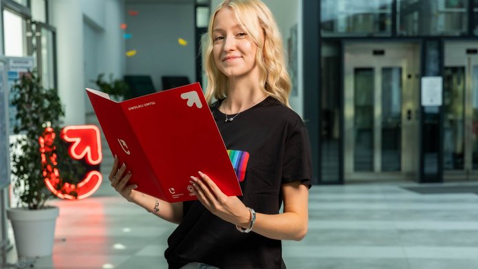 studentka z czerwoną teczką uniwersytecką