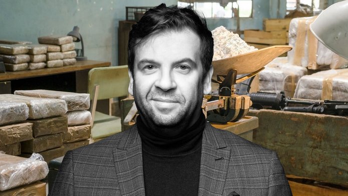 Prof. Piotr Chomczyński na tle opuszczonego magazynu