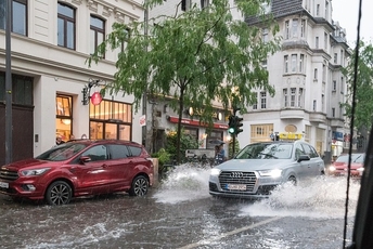 Wpływ ekstremalnych zjawisk hydrologicznych na funkcjonowanie systemów transportowych – przykład powodzi miejskiej w Łodzi