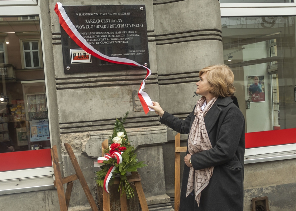 Rektor UŁ prof. Elżbieta Żądzińska odsłania tablicę upamiętniającą pracowników PUR