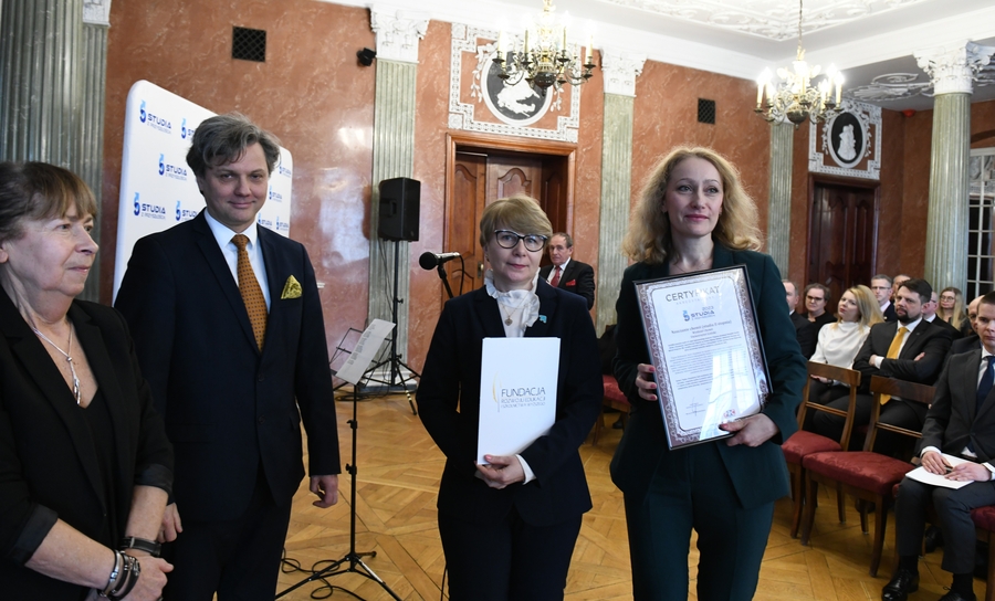 Naukowczynie UŁ z certyfikatami podczas uroczystej gali