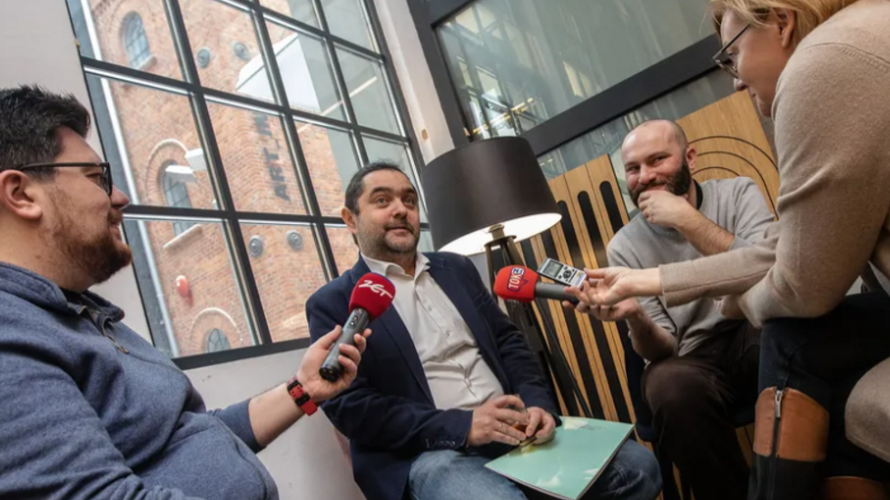 Autor artykułu dr Damian Kasprzyk opowiada dziennikarzom o zwyczajach świątecznych dr Damian Kasprzyk udziela wywiadu dziennikarzom