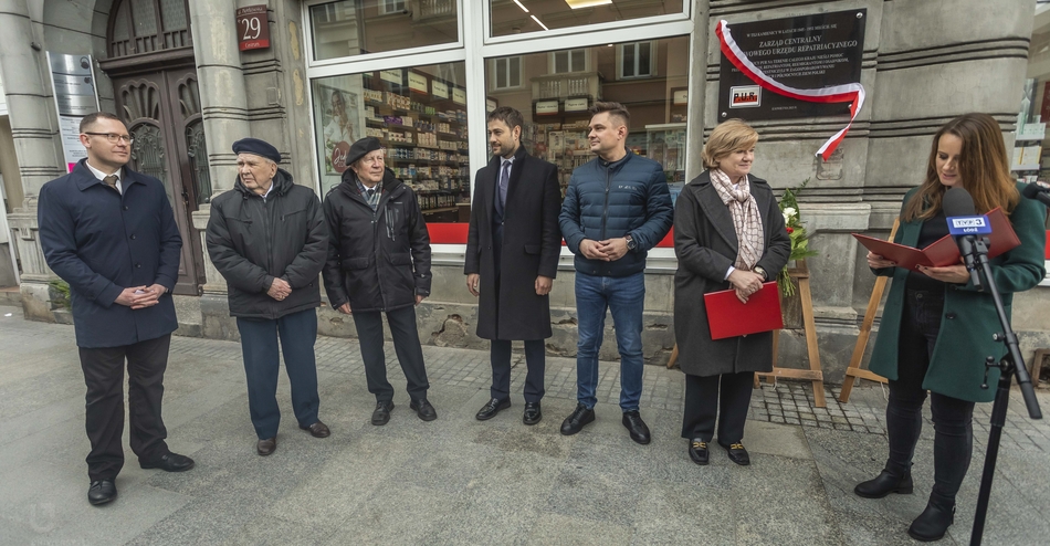 Rektor UŁ i przedstawiciele władz Łodzi oraz organizacji kombatanckich podczas uroczystości na ul. Piotrkowskiej