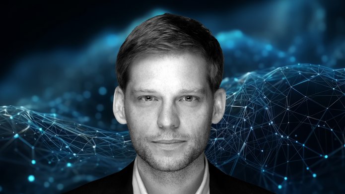 prof. Mikołaj Deckert na ciemnoniebieskim tle symbolizującym sieć połączeń