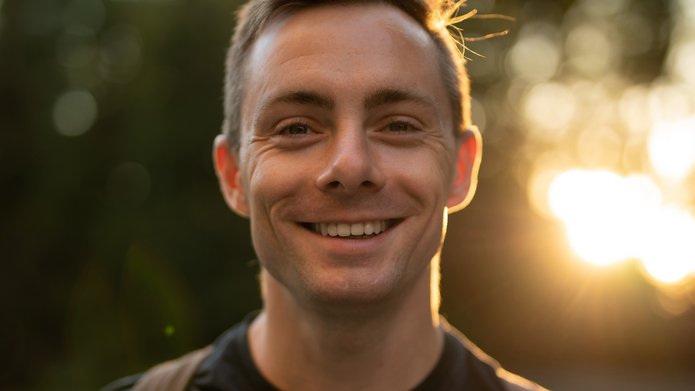 Mężczyzna na tle ściany lasu