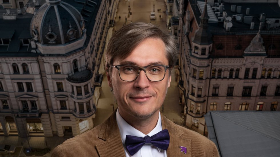 Portret prof. Mariusza Sokołowicza na tle zabytkowych budynków