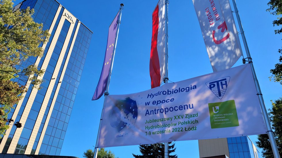 Baner z nazwą kongresu