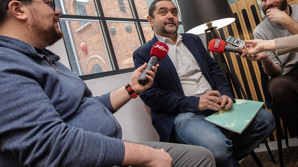 fot. Bartosz Kałużny, CKiPR dr Damian Kasprzyk podczas rozmowy z dziennikarzami na śniadaniu prasowym UŁ