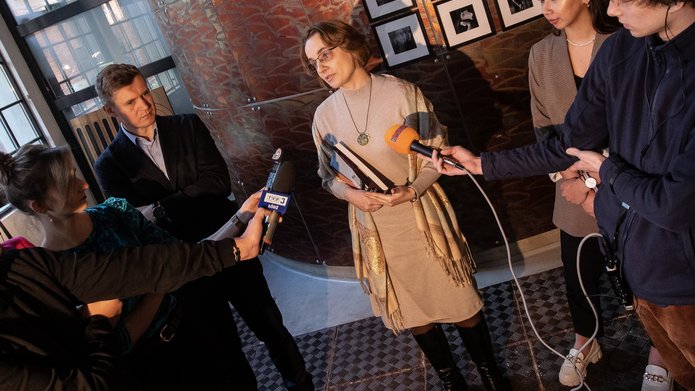 Grupa osób udziela wywiadu dziennikarzom