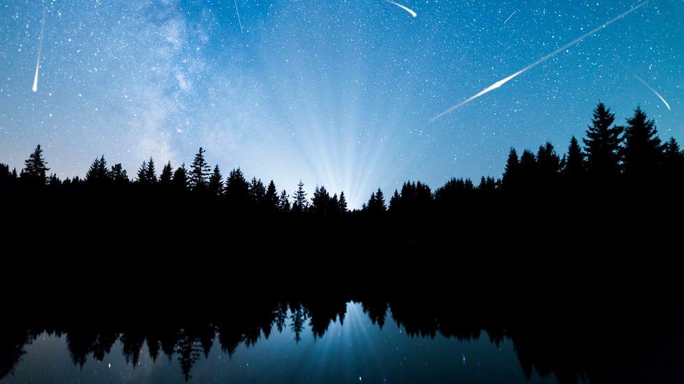 niebo ze spadającymi gwiazdami