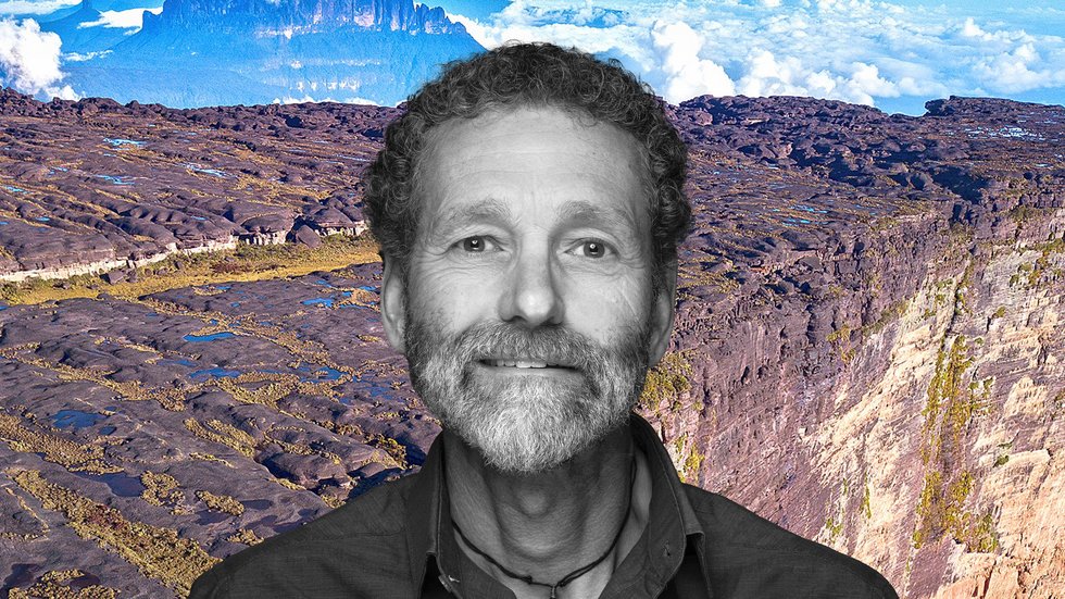 dr Philippe Kok na tle monumentalnego płaskowyżu wyrastającego z dżungli