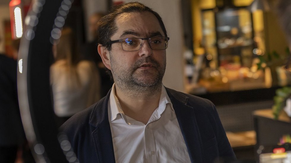 portret dra Damiana Kasprzyka podczas śniadania prasowego UŁ