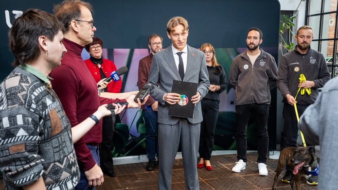 Osoby uczestniczące w briefingu prasowym