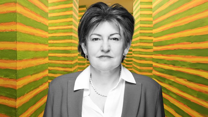 prof. Aneta Pawłowska na tle instalacji malarskiej Leona Tarsewicza. Pracę tę tworzą dwa równoległe rzędy 24 identycznych filarów. Znajdują się one w wąskim, prostym korytarzu, który łączy dwie różne części wystawy. Filary pomalowane są w poziome zielone, żółte i pomarańczowe paski.