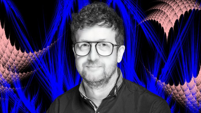 prof. Dariusz Wardowski na kolorowym tle z fraktalami