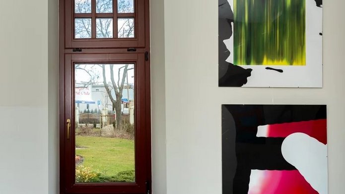 prace wiszące w galerii