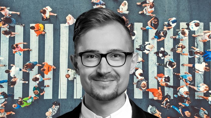 Dr Jakub Zasina na tle zatłoczonego przejścia dla pieszych widzianego z lotu ptaka, pionowo z góry