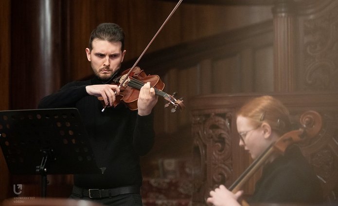 Skrzypek i pianistka podczas koncertu