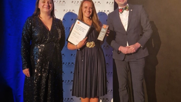 fot. źródło prywatne wręczenie nagrody podczas gali PRom, nagrodę odbiera Iwona Ptaszek-Zielińska z Biura Prasowego UŁ