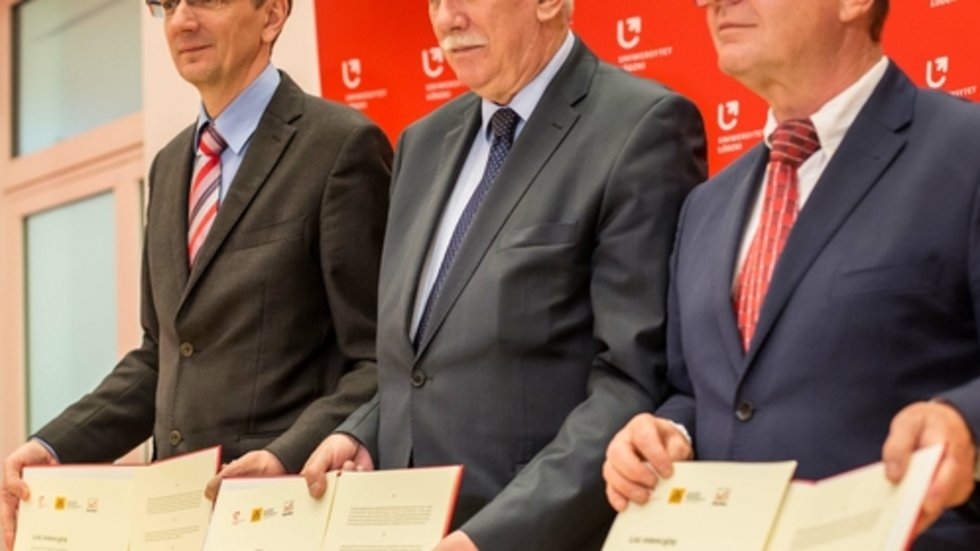 signing the agreement UL Rector and two PAS institute directors holding documents