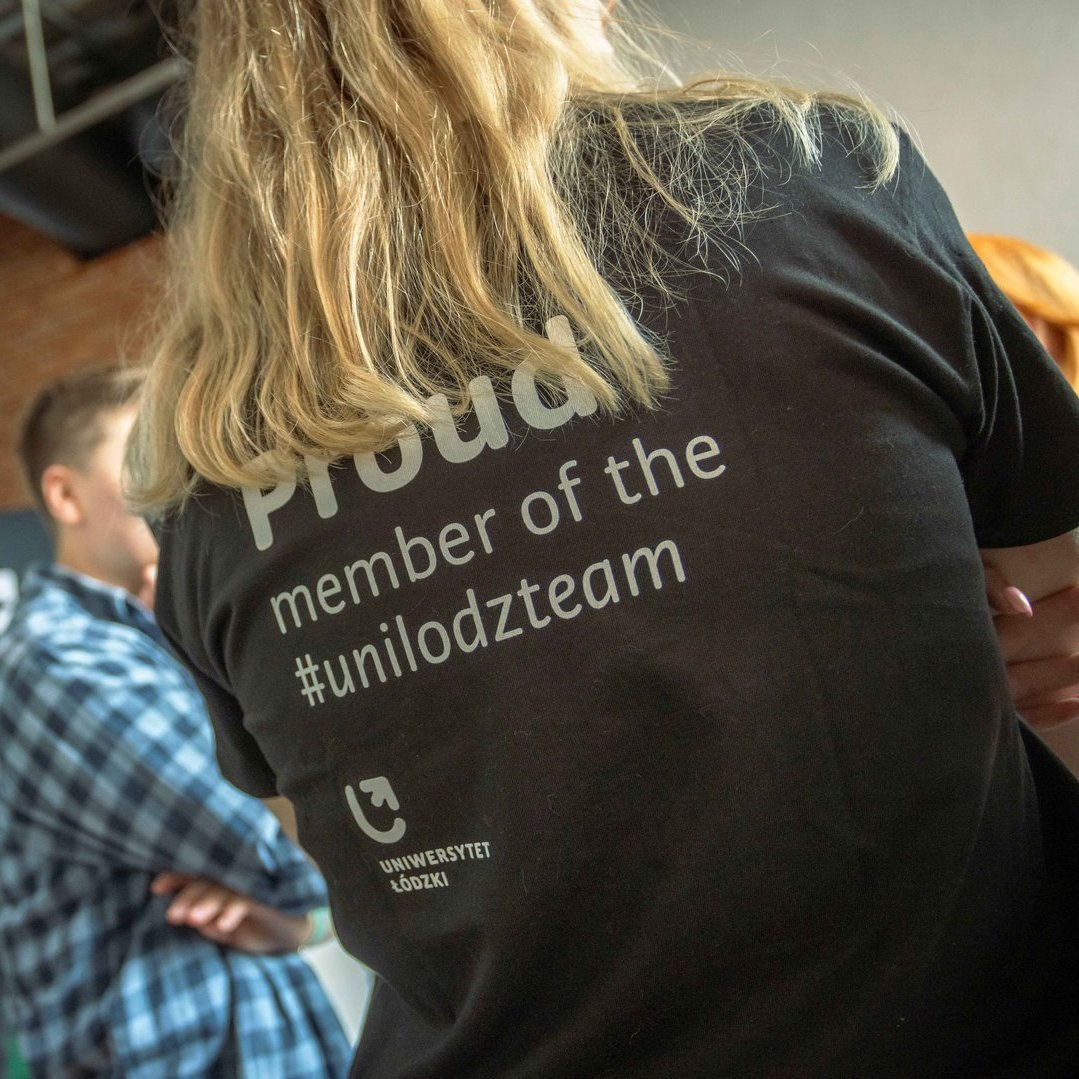 Dziewczyna w koszulce Proud member of the unilodzteam