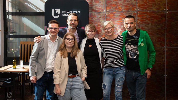 od lewej: Maciej Sysak, Anna Rolczak, prof. Rafał Matera, dr hab. Małgorzata Wrzesień, prof. UŁ, dr hab. Katarzyna de Lazari-Radek, prof. UŁ, dr hab. Krzysztof Pabis, prof. UŁ członkowie kolegium rektorskiego podczas śniadania prasowego UŁ