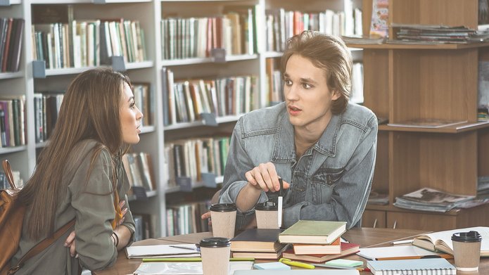 studenci siedzący w bibliotece