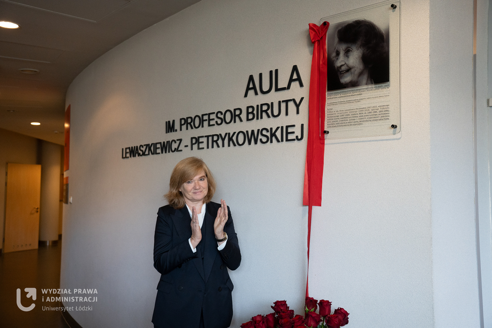 Rektor Żądzińska na tle tablicy prof. Petrykowskiej