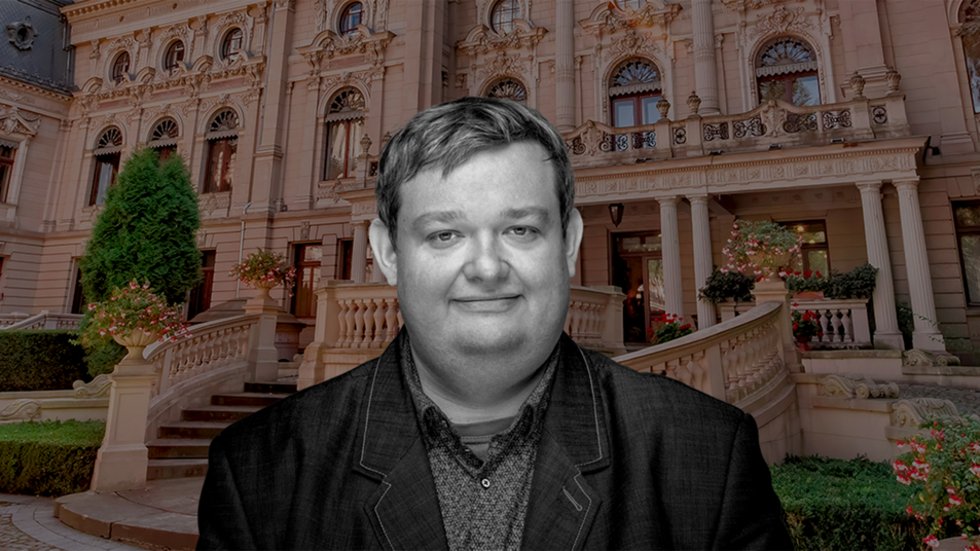 prof. Kamil Śmiechowski na tle fasady pałacu rodziny Poznańskich w Łodzi