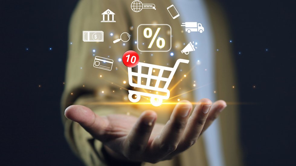 wizualizacja symboli zakupowych na dłoni, w tym koszyk zakupowy, znak procentowy