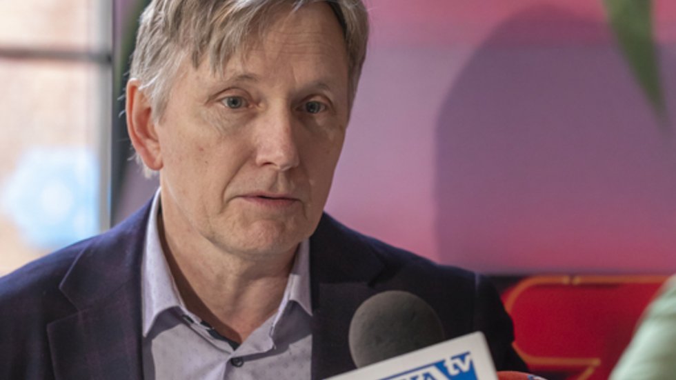 prof. Marek Adamczewski podczas śniadania prasowego UŁ