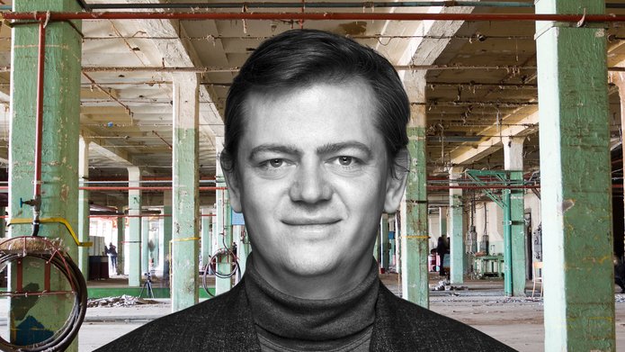 dr Marcin Szymański na tle wnętrza opuszczonej fabryki włókienniczej