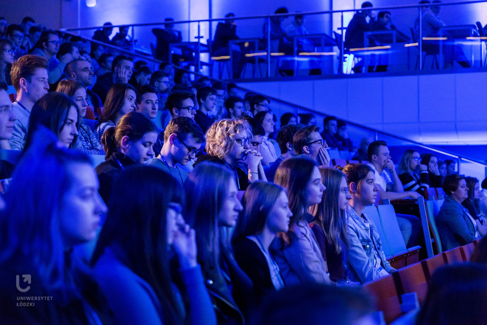Grupa uczniów w sali wykładowe Grupa uczniów w sali wykładowej