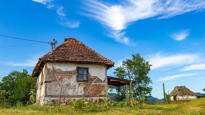 Old rural house in Serbia. Traditional Balkan countryside archit domek
