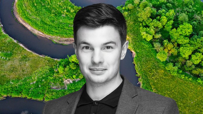 Portret dra Pawła Jarosiewicza na tle meandrującej rzeki