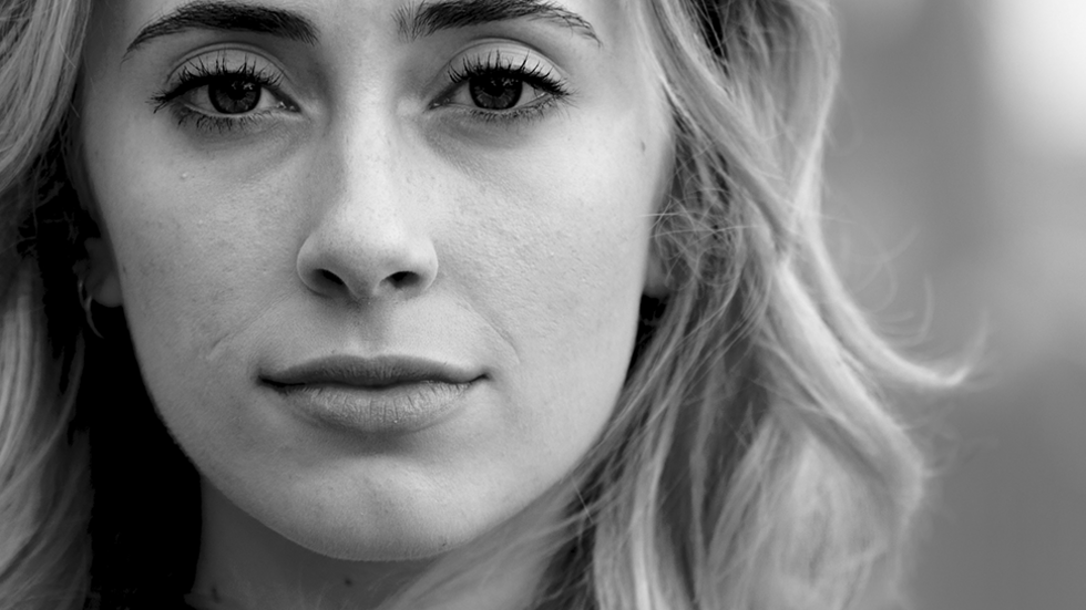 Młoda kobieta patrzy w obiektyw