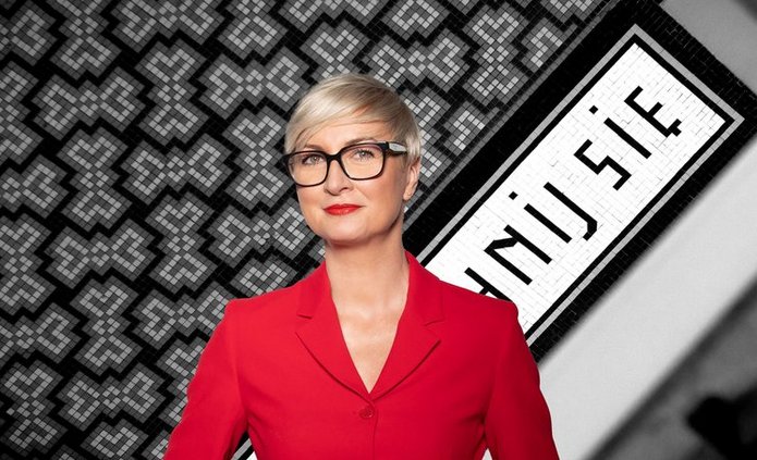 portret dr hab. Katarzyny de Lazari-Radek, prof. UŁ na tle mozaiki Uśmiechnij się