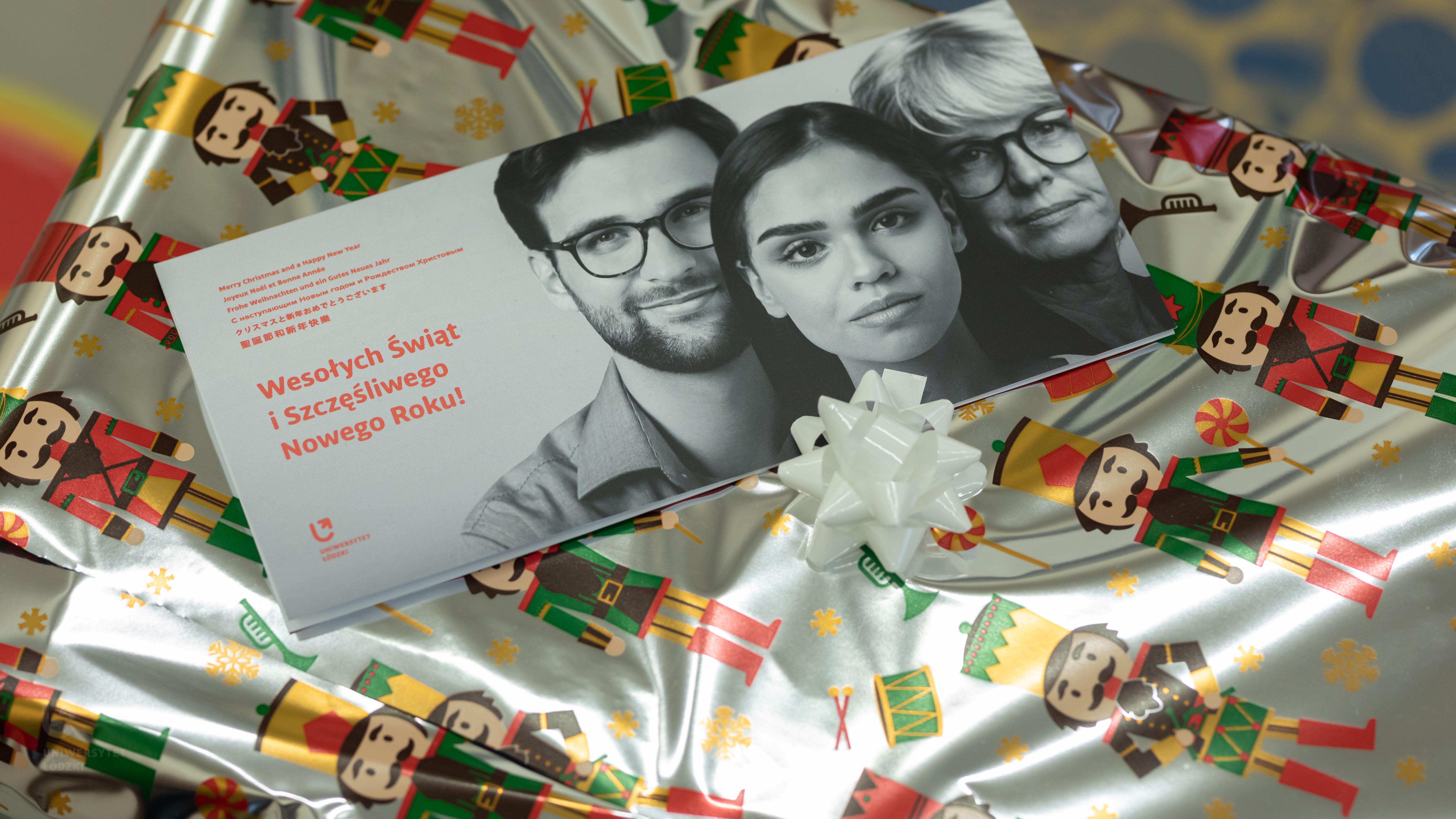 szlachetna paczka - prezenty z kartka świąteczną